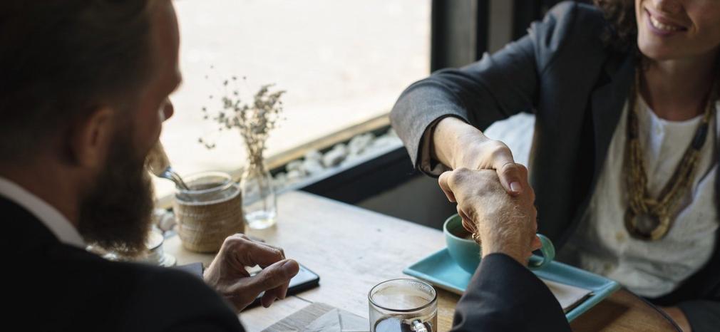 handshake tijdens formeel gesprek