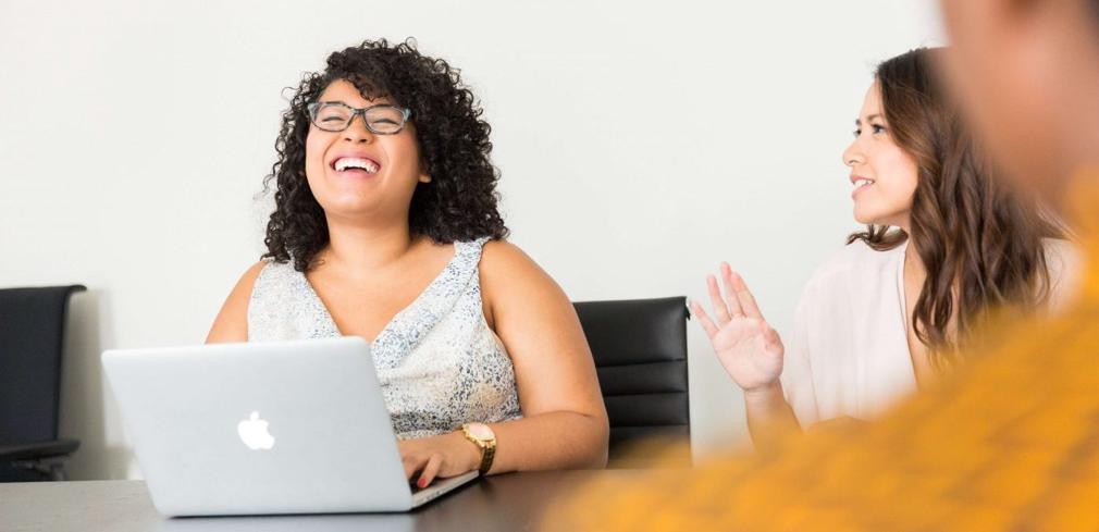 Gesprek loopbaanbegeleiding aan bureau 