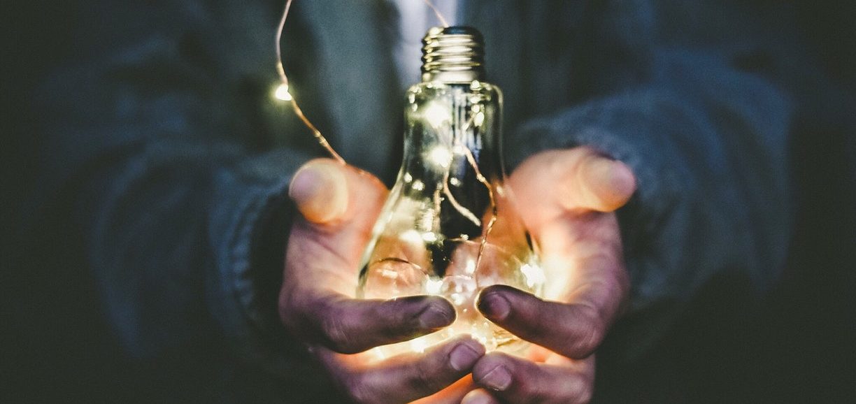 lamp in handen, idee, kennisdelen