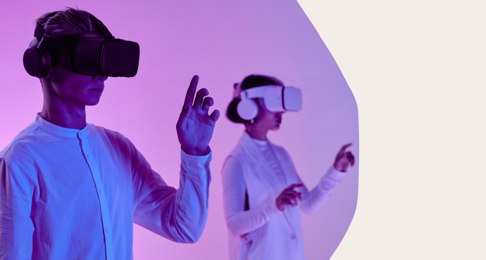 Twee mensen met een VR bril op die iets ontdekken over AI in recruitment